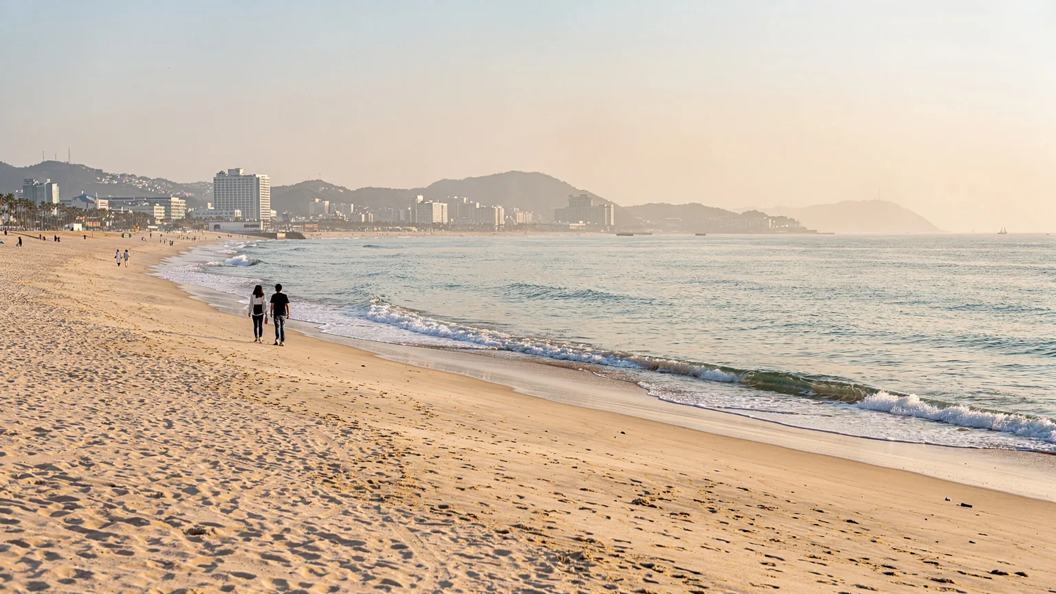 부산 해운대 해수욕장과 주변 기본 탐방 코스 - 해운대의 대표적인 상징인 해수욕장은 탁 트인 바다 풍경과 깨끗한 백사장 덕분에 부산 여행의 시작점으로 손색이 없습니다