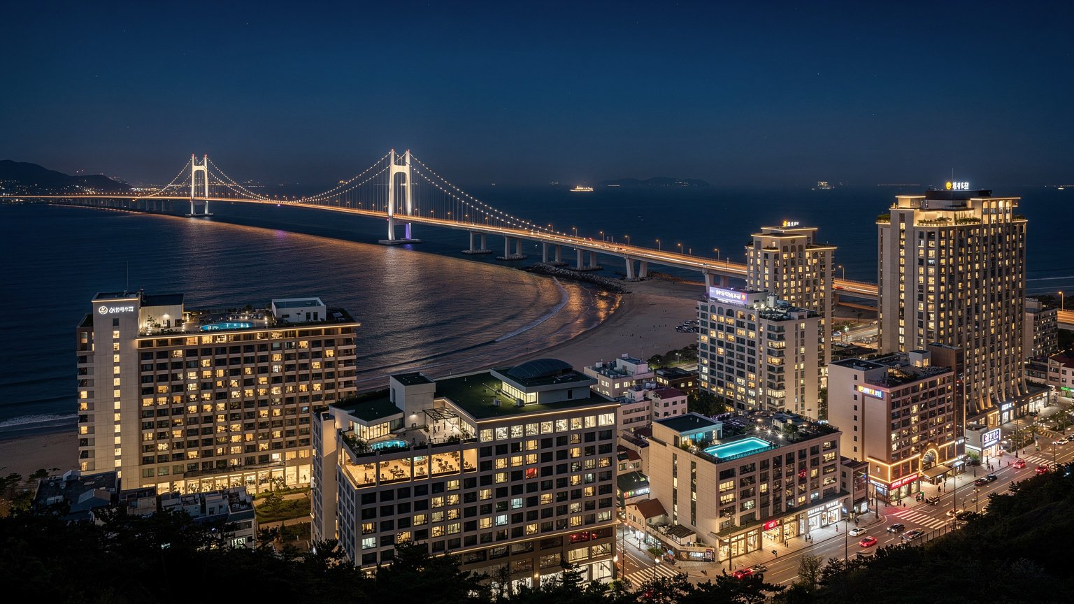 부산 광안대교 야경, 성급별로 다양한 호텔 선택지를 보여주는 도시 전경