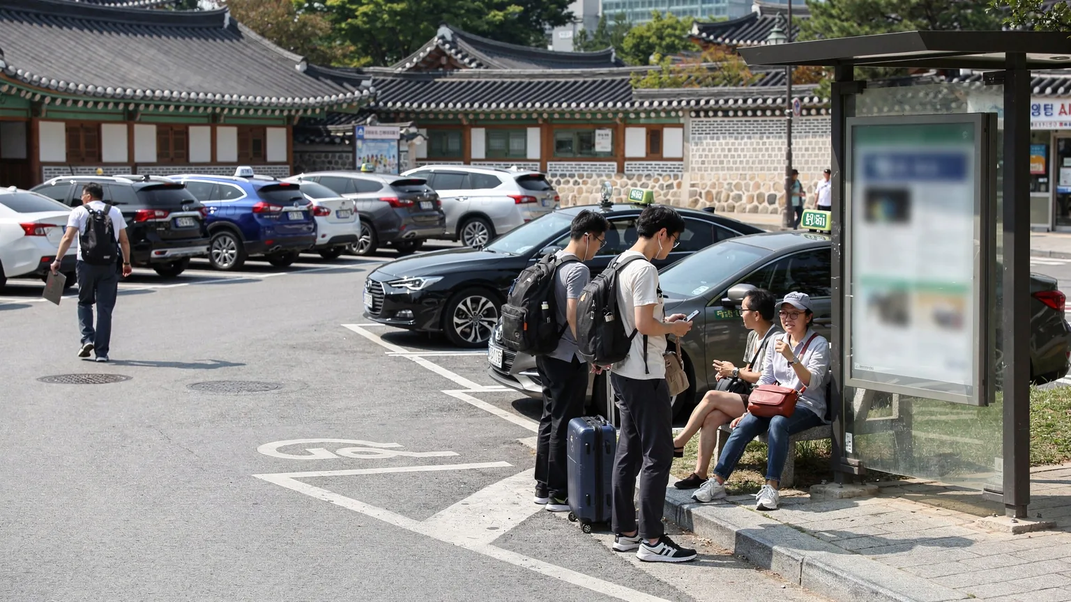 전주한옥마을을 포함한 여행 예산과 비용 관리법 - 전주한옥마을 방문 자체는 무료이지만, 음식점이나 전통 체험, 한복 대여, 박물관 입장 등에서는 추가 비용이 발생할 수 있습니다