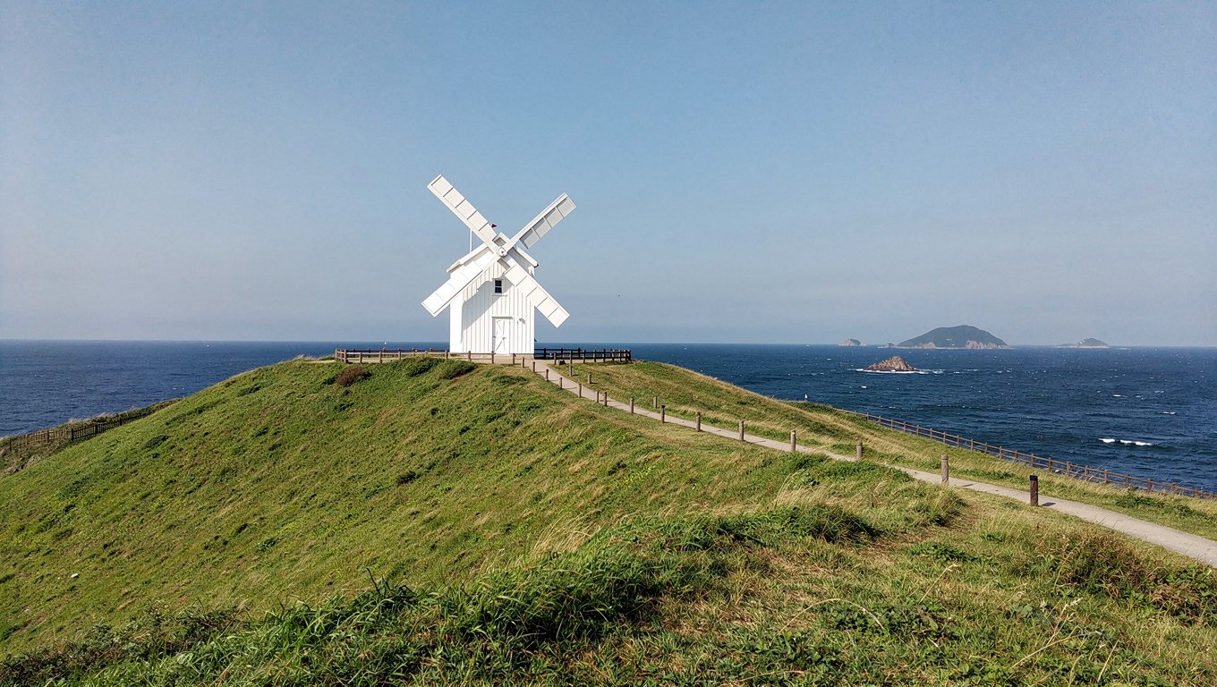 바람의 언덕 전체 풍경과 대표적인 매력을 한눈에 보여준다